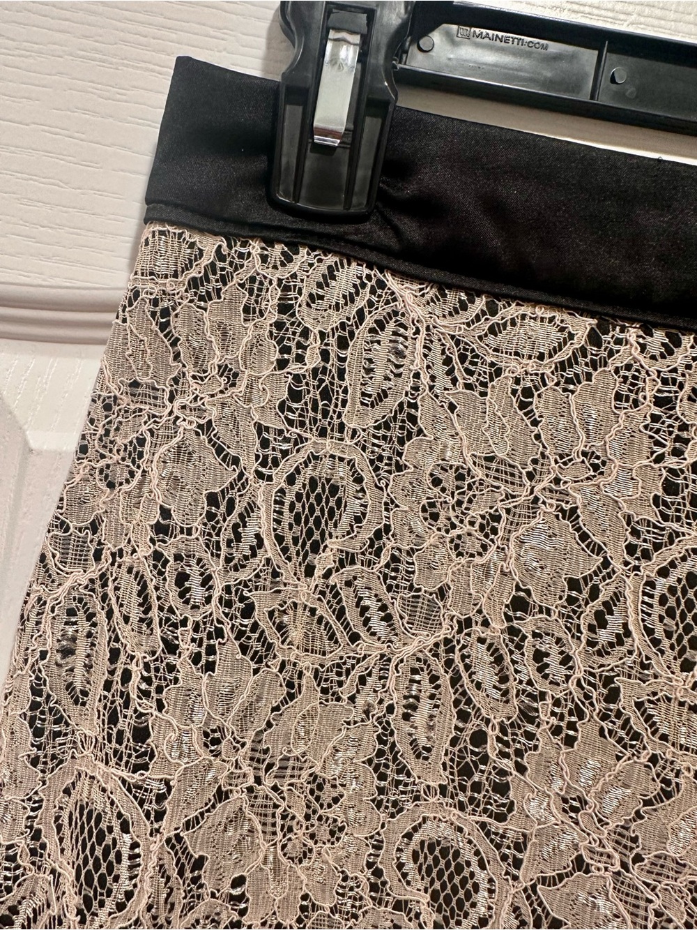 Forever 21 - Lace Pencil Skirt - Perfect Condition! - Picture 3 of 6
